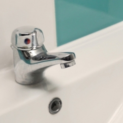 Bostik DIY France tutorial how to sea a sink teaser image image