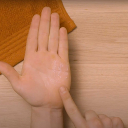 Bostik DIY Poland tutorial how to remove super glue from hands banner image