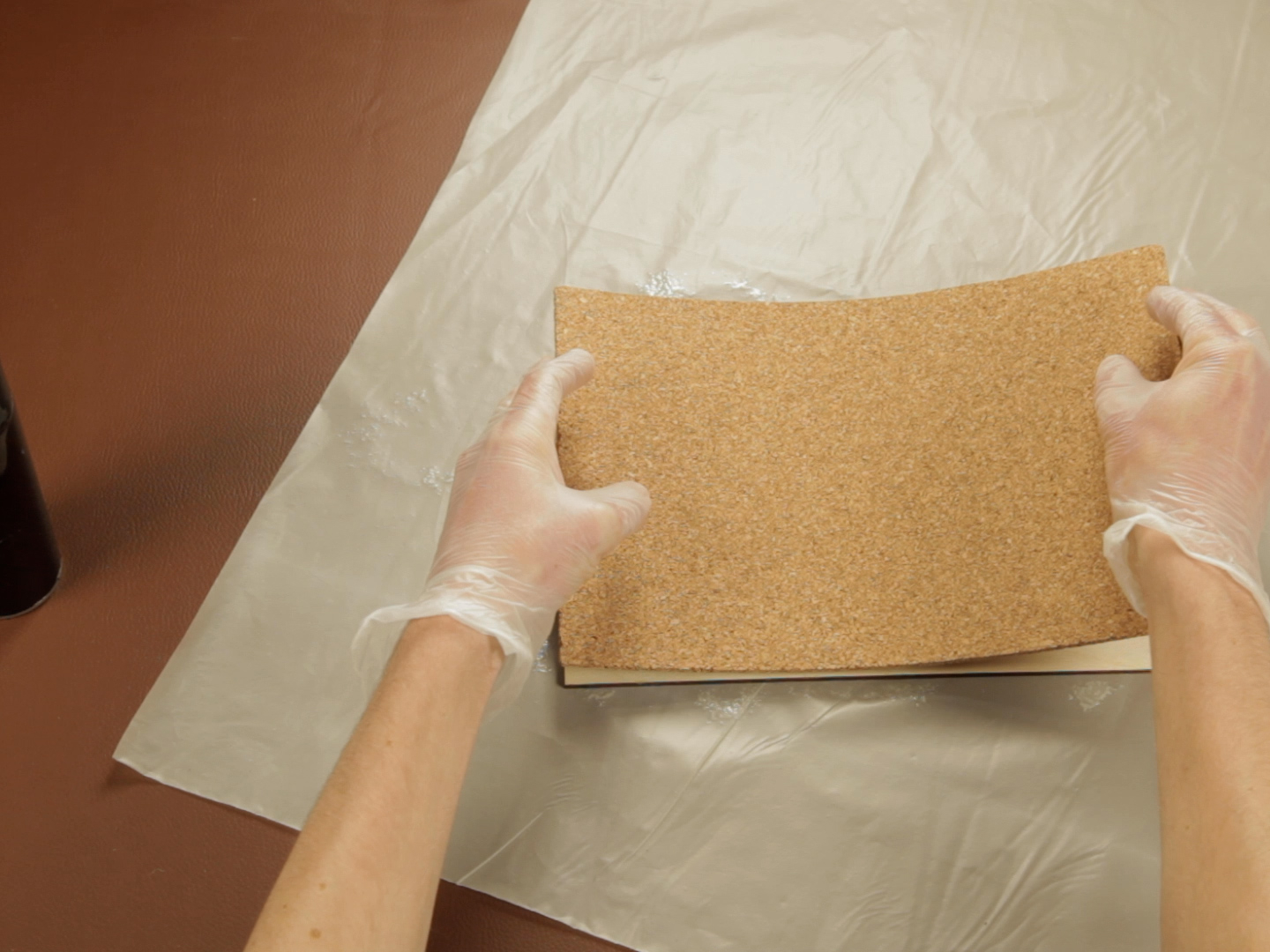 Bostik DIY Romania How To Fix Corkboard With Spray Contact Glue Step 3