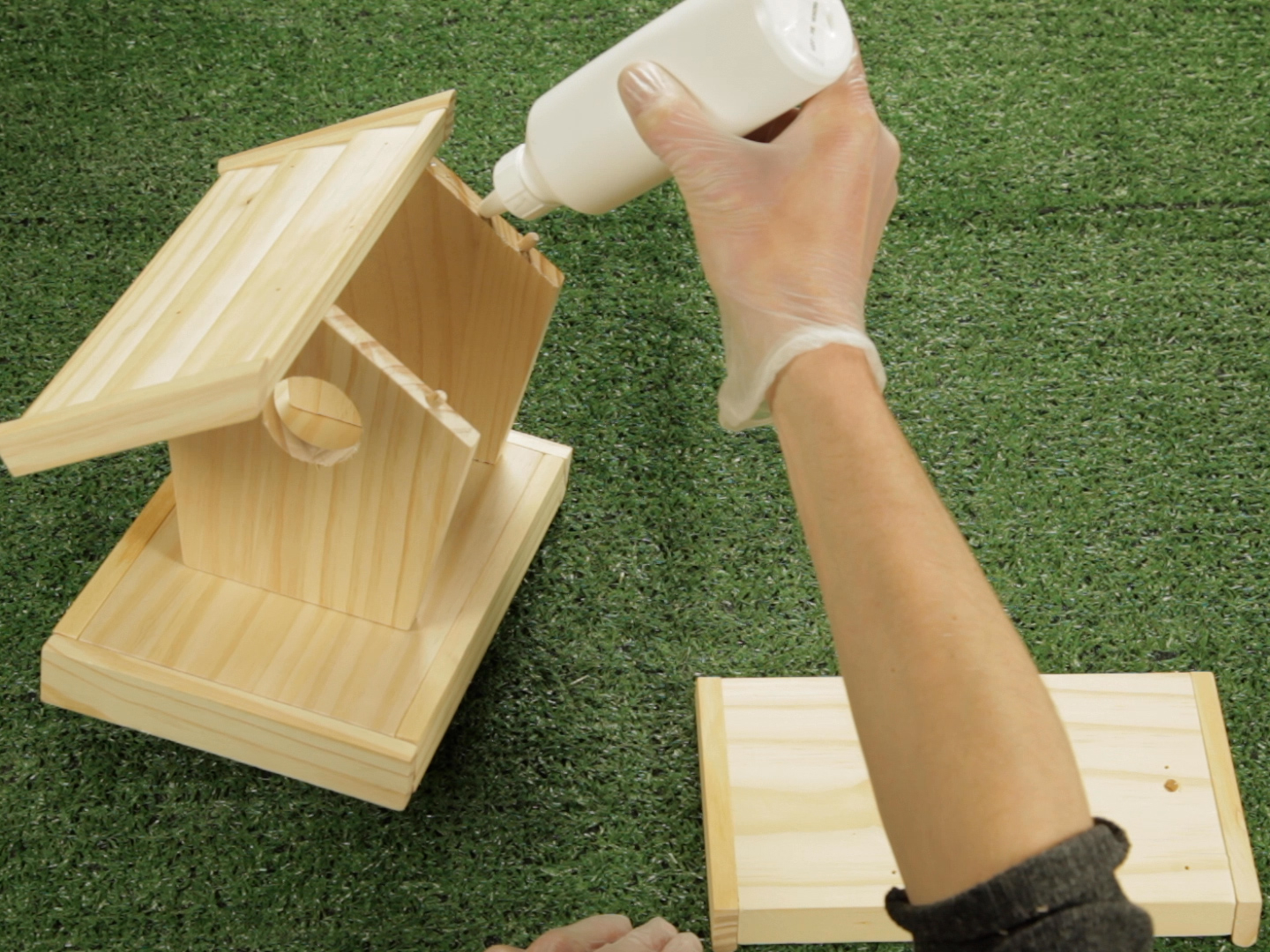 Bostik DIY Romania How To Repair Birdhouse Outdoor With D3 Wood Glue Step 2