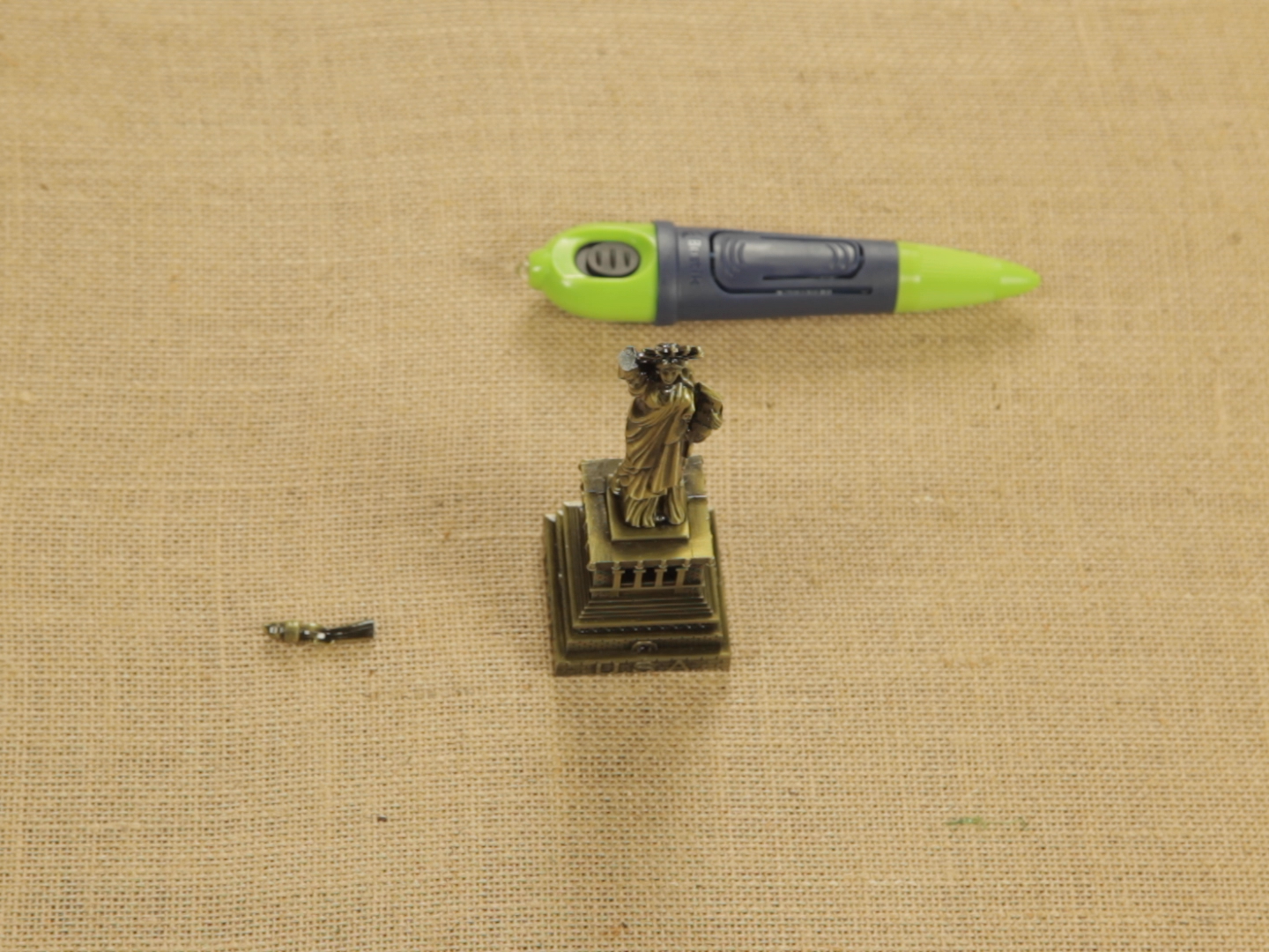 Bostik DIY Romania How To Repair Statue With Advanced Light Activated Super Glue Step 1