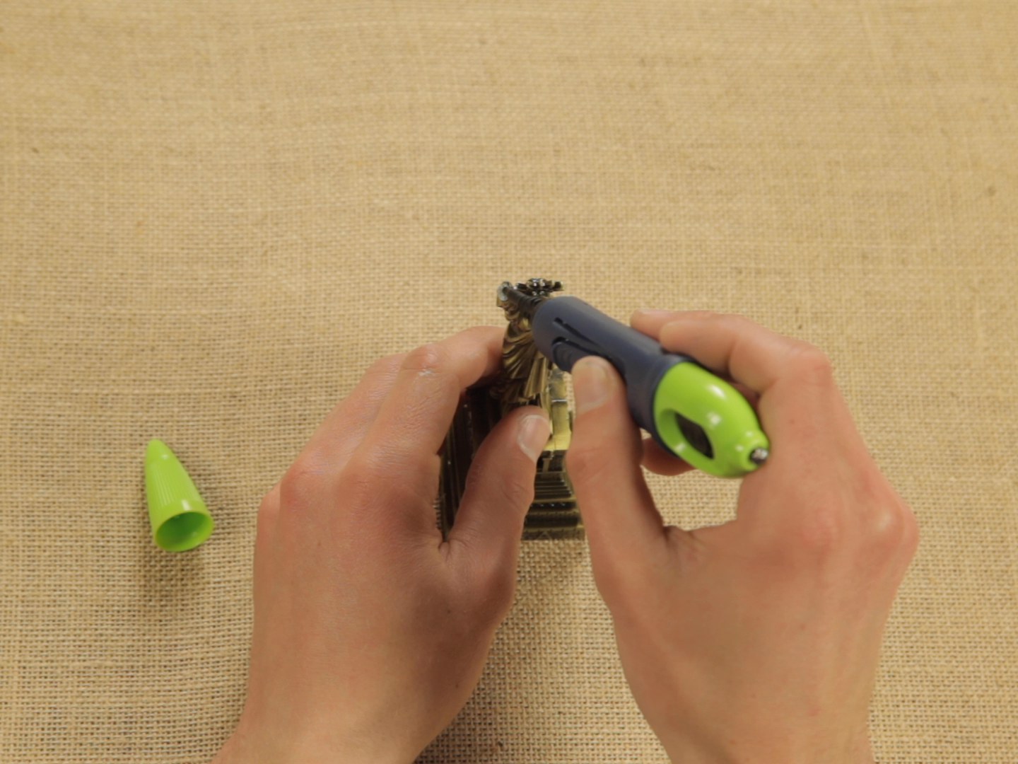 Bostik DIY Romania How To Repair Statue With Advanced Light Activated Super Glue Step 2