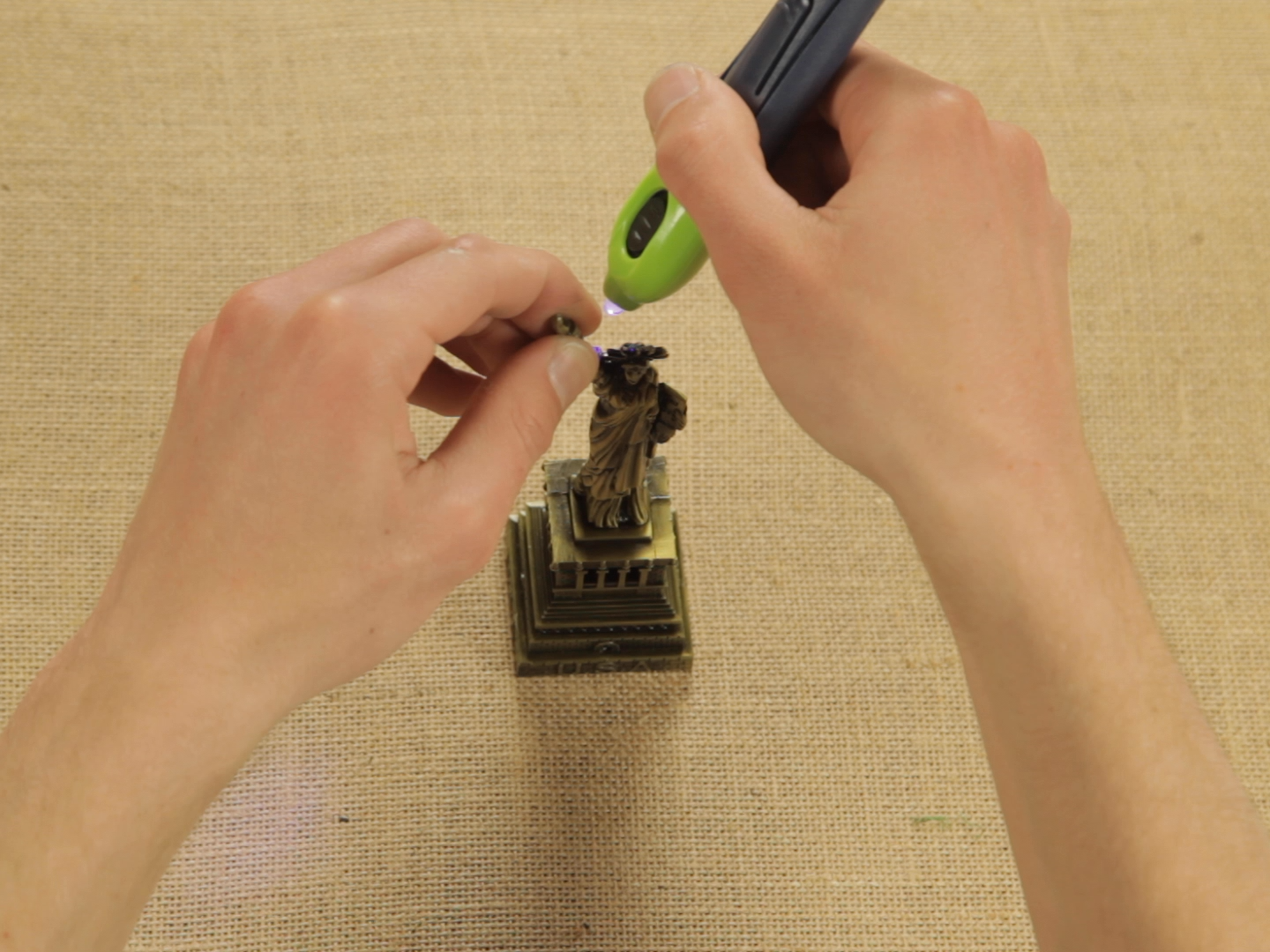 Bostik DIY Romania How To Repair Statue With Advanced Light Activated Super Glue Step 3