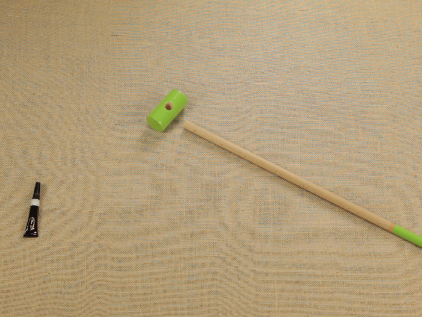 Bostik DIY Romania How To repair A Toy With Glue Step 1