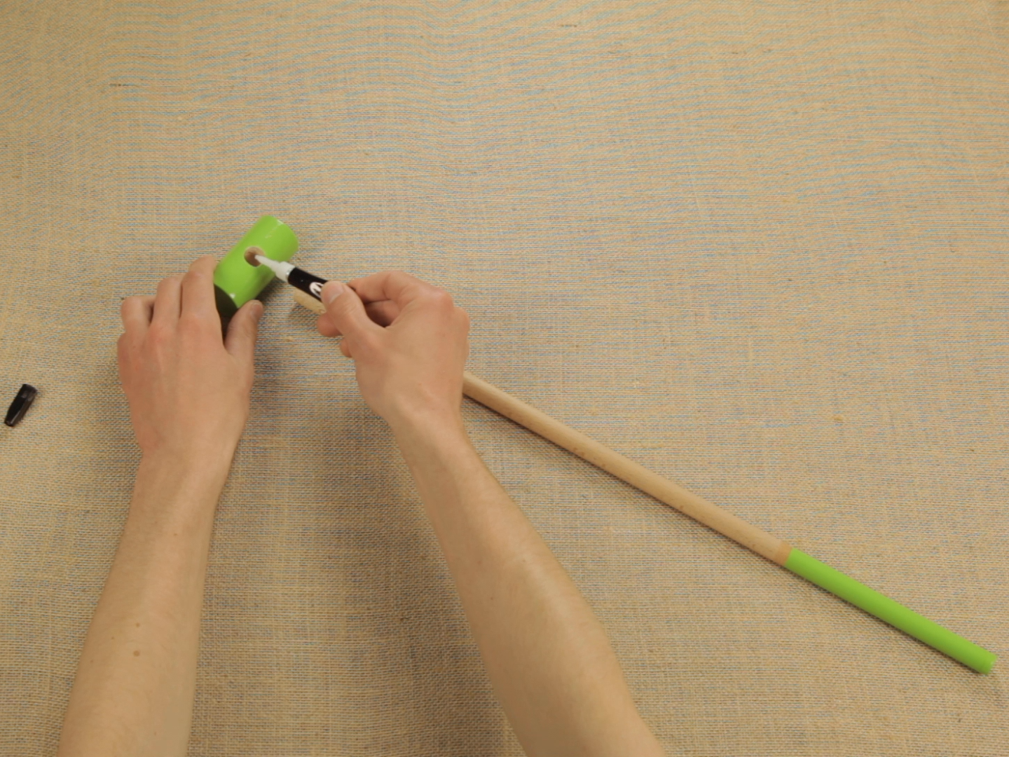 Bostik DIY Romania How To repair A Toy With Glue Step 2