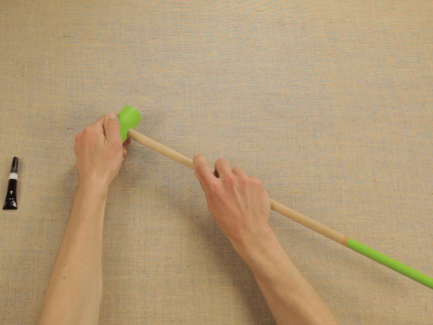 Bostik DIY Romania How To repair A Toy With Glue Step 3