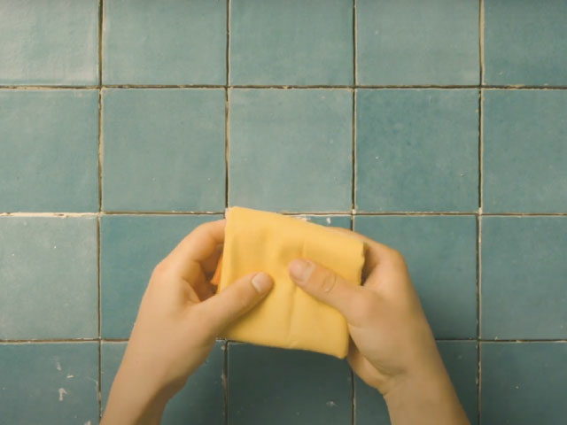 Bostik DIY France How to remove glue from tiles step 2