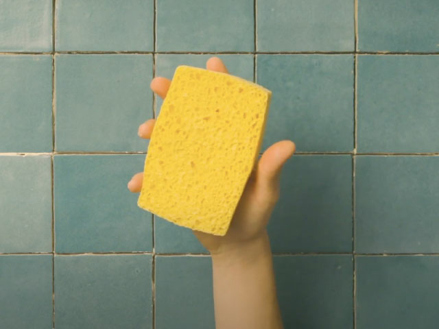 Bostik DIY France How to remove glue from tiles step 4