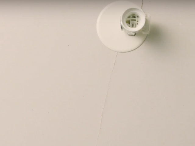 Bostik DIY France how to repair a crack step 1