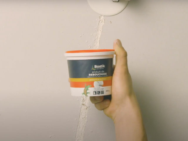 Bostik DIY France how to repair a crack step 3