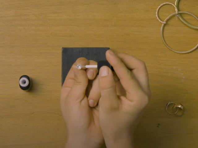 Bostik DIY Poland tutorial how to use speed glue bottle step 2