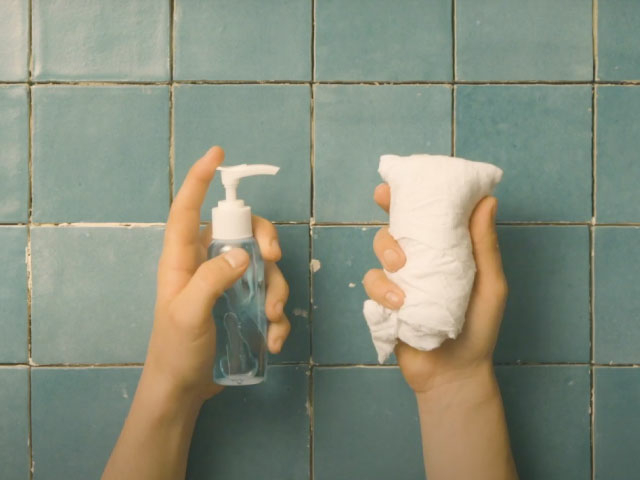 Bostik DIY Romania How To Remove Adhesive From Tile step 3