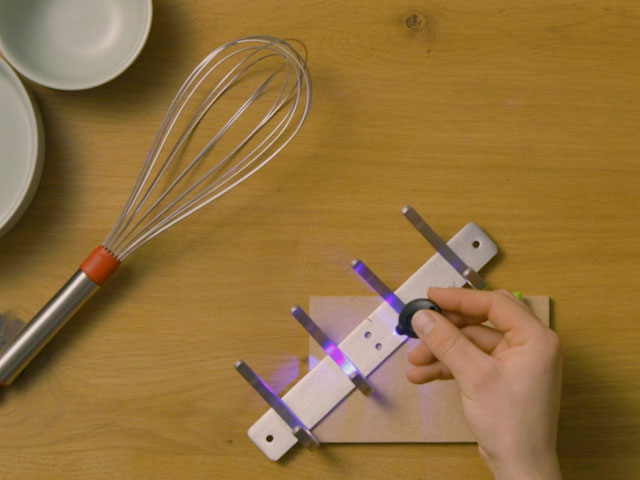 Bostik DIY South Africa tutorial how to fix a metal hook with Fix Flash step 3