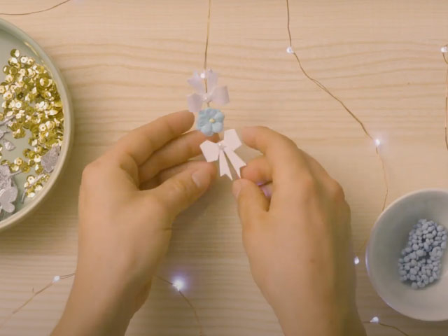 Bostik DIY Russia how to decorate a garland with blu tack step 3