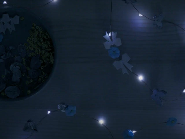 Bostik DIY Russia how to decorate a garland with blu tack step 4