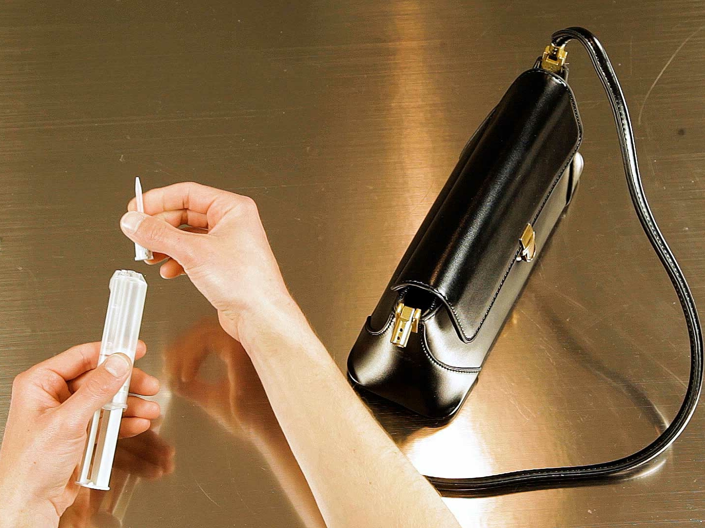 Bostik DIY Bulgaria how to repair a leather bag turbo inject step 1