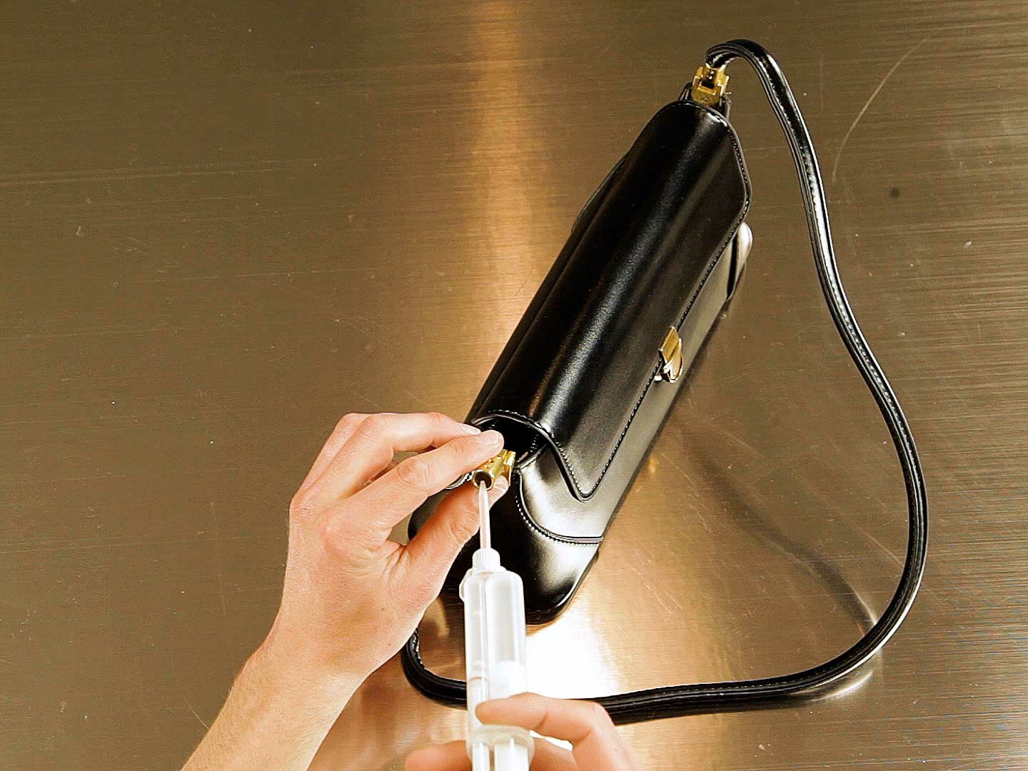 Bostik DIY Bulgaria how to repair a leather bag turbo inject step 2