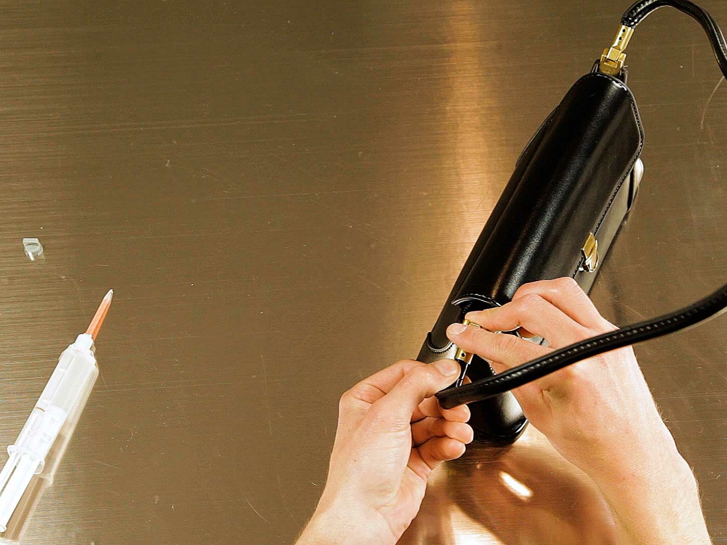 Bostik DIY Bulgaria how to repair a leather bag turbo inject step 3