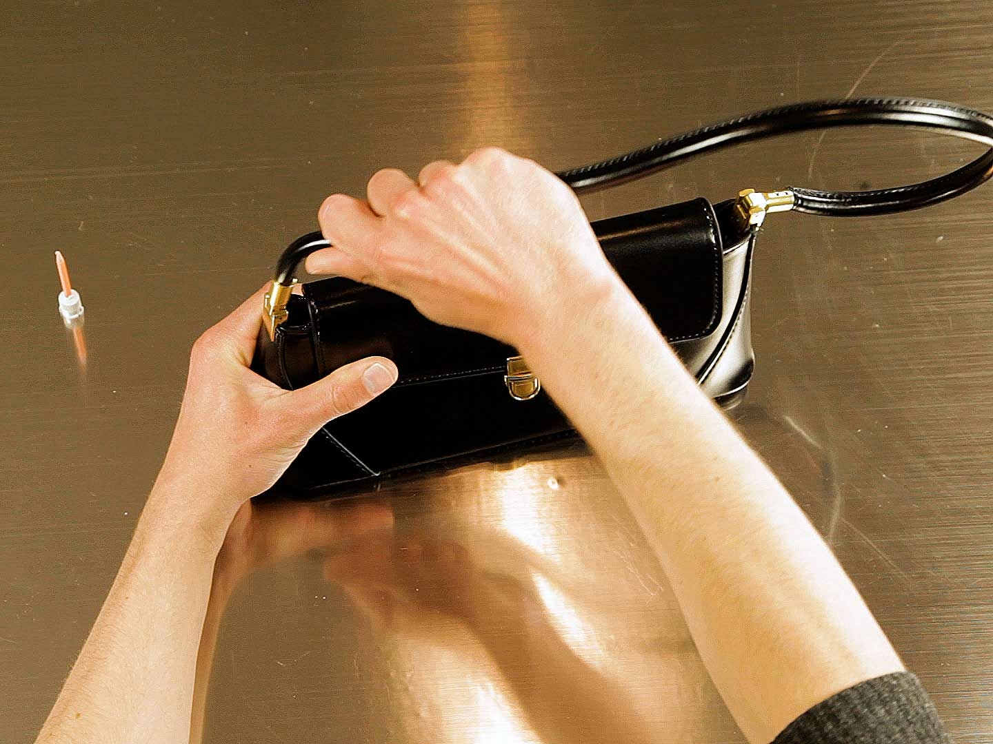 Bostik DIY Bulgaria how to repair a leather bag turbo inject step 4