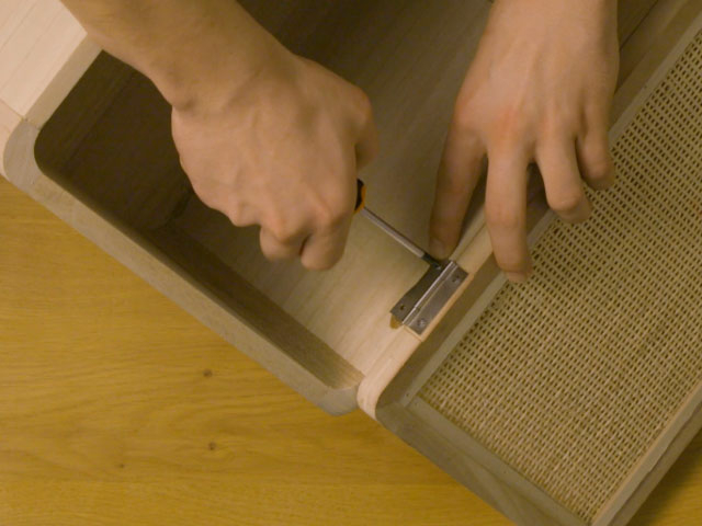 Bostik DIY Bulgaria how to repair furniture with turbo inject step 3