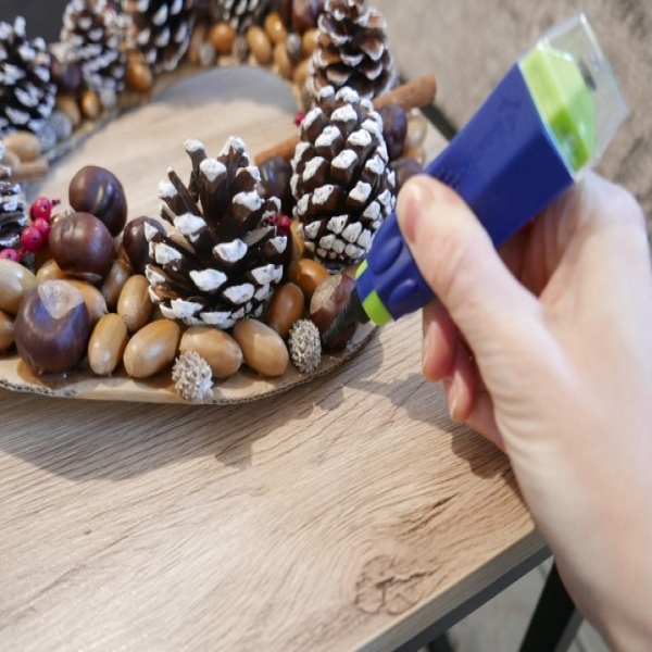 Bostik DIY Natural Christmas Wreath step 2