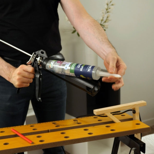 Bostik DIY France Tutorial How to fix a lamp to wall without drilling step 1