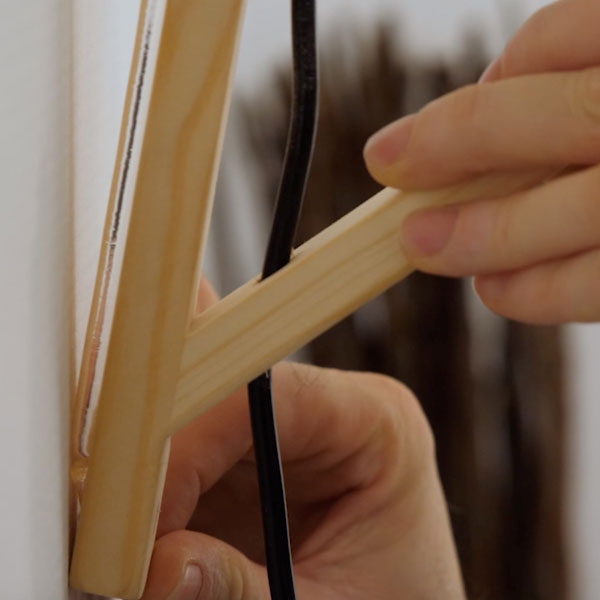 Bostik DIY France Tutorial How to fix a lamp to wall without drilling step 3