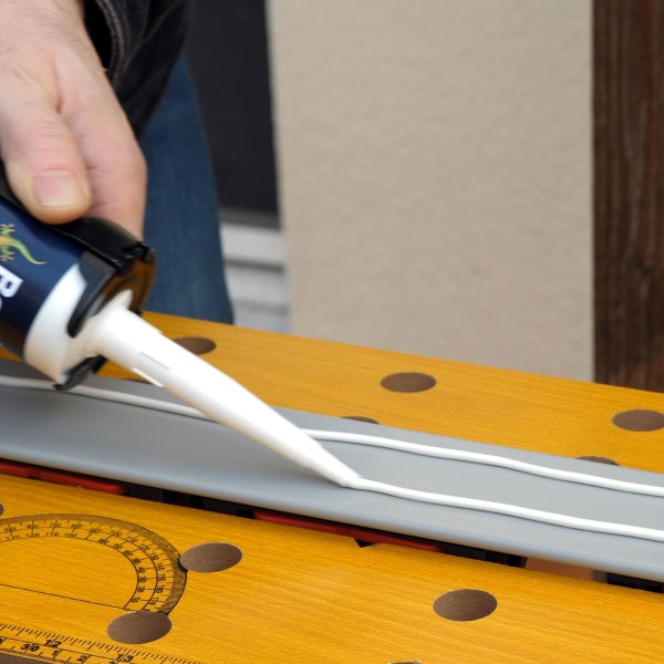 Bostik DIY France tutorial Fix a tool rack without drilling step 2