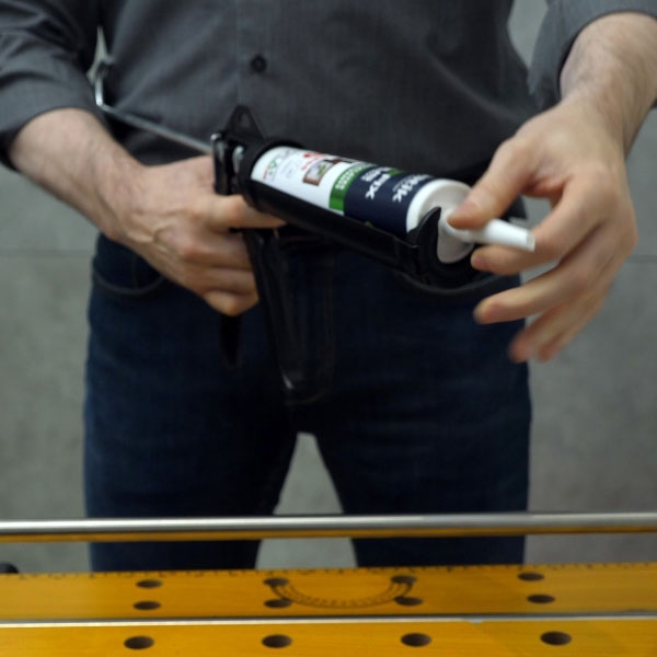 Bostik DIY France tutorial Fix a towel rack without drilling step 1