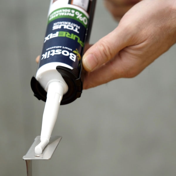 Bostik DIY France tutorial Fix a towel rack without drilling step 2