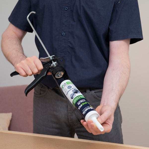 Bostik DIY France tutorial Hang a mirror with adhesive step 1