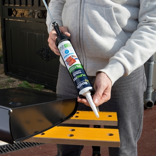 Fixer une boîte aux lettres sans percer step 1 mastic-colle