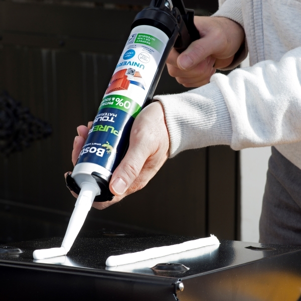 Fixer une boîte aux lettres sans percer step 2 pistolet extrudeur