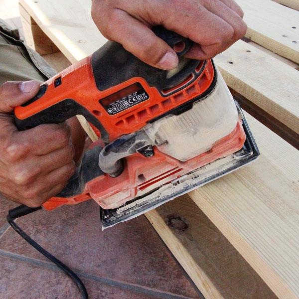 Bostik DIY Greece tutorial palet couch step 2