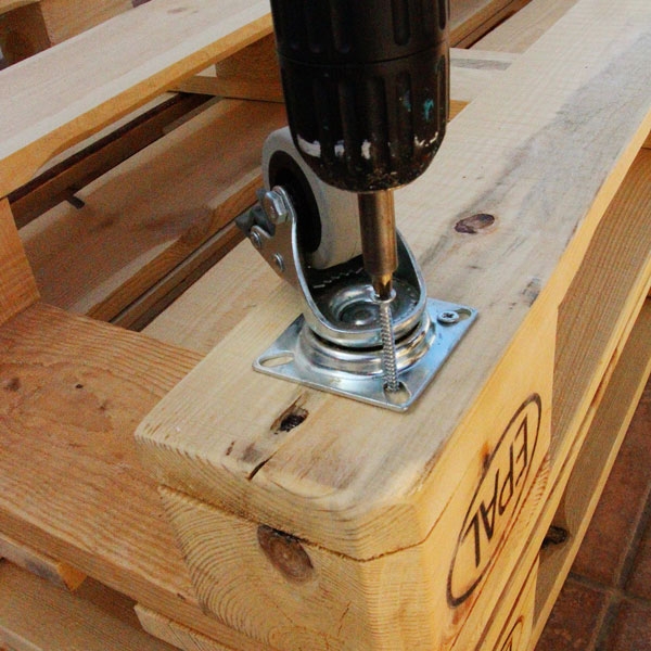 Bostik DIY Greece tutorial palet couch step 7