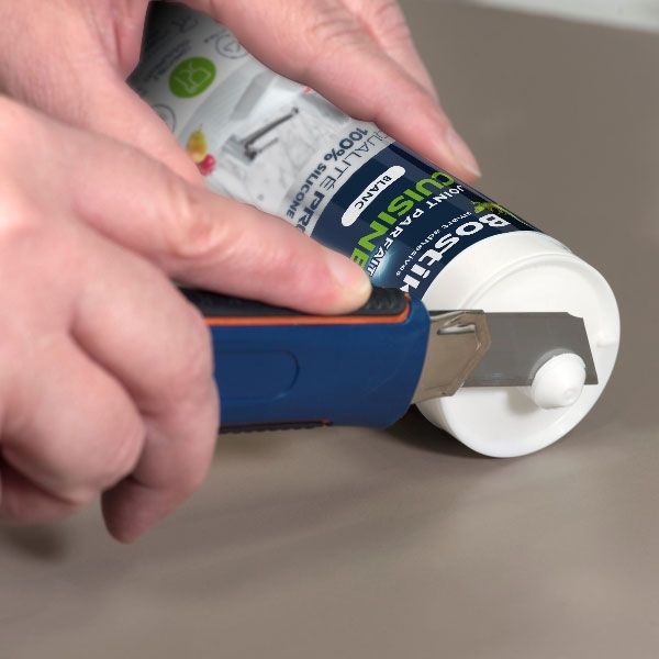 Bostik DIY France tutorial how to prepare a sealant cartridge step 1