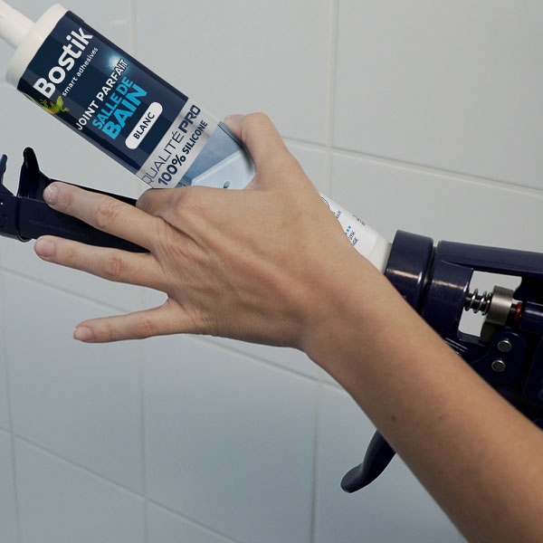 Bostik DIY France tutorial how to seal a shower step 1