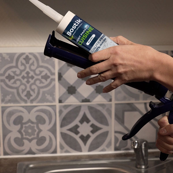 Bostik DIY France tutorial how to seal a washbasin step 1