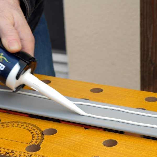 Bostik DIY Germany tutorial How to fix a tool rack 2