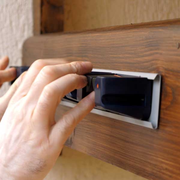 Bostik DIY Germany tutorial How to fix a tool rack 4