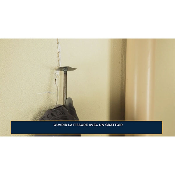 Gratter la fissure en « V » et la dépoussiérer