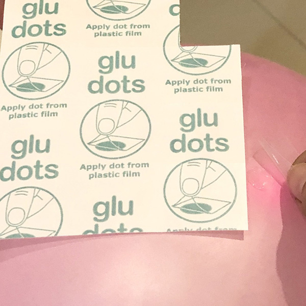 Bostik DIY PH Article How to Hang Party Balloons with Glu Dots step 3