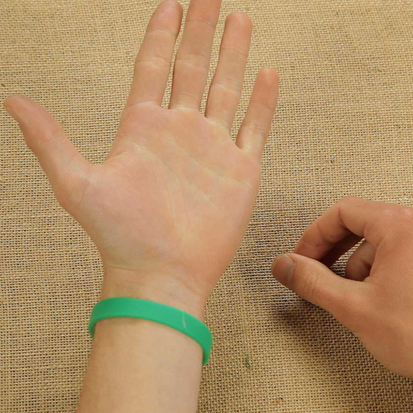 Bostik DIY Bulgaria tutorial how to repair a bracelet step 4